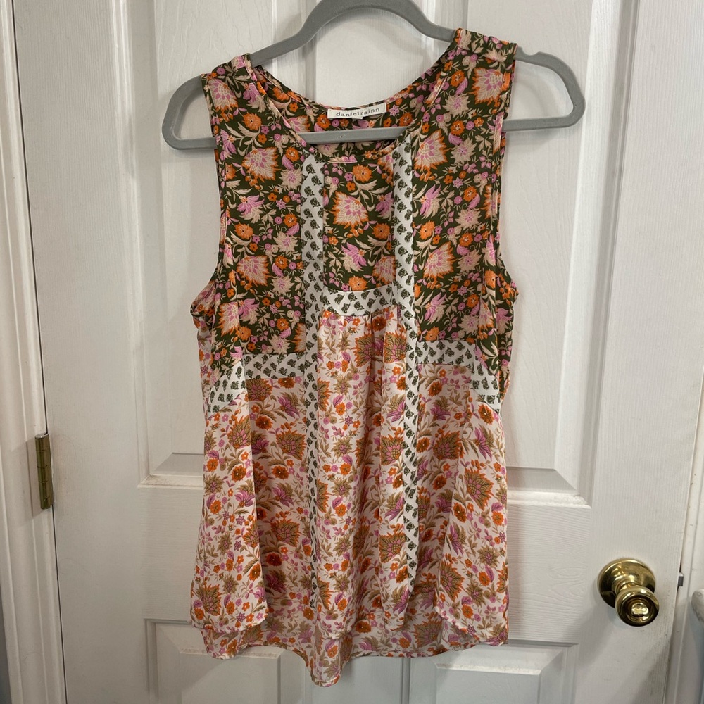Sleeveless floral high-low floral blouse - Size L